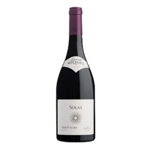 Laurent Miquel Solas Pinot Noir wijnfles op tafel.