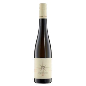 Rieslaner Auslese wijn in elegante fles, perfect voor liefhebbers van Prädikatswein.