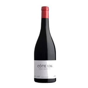 Fles Côte 136 Pech Cezarine wijn op wit achtergrond.