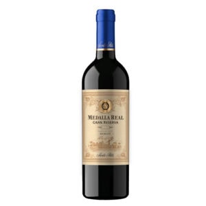 Medalla Real Gran Reserva Merlot wijnfles op een witte achtergrond, geschikt voor wijnliefhebbers.