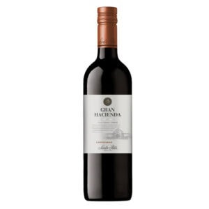 Een fles rode wijn Gran Hacienda Carmenère van Santa Alicia.